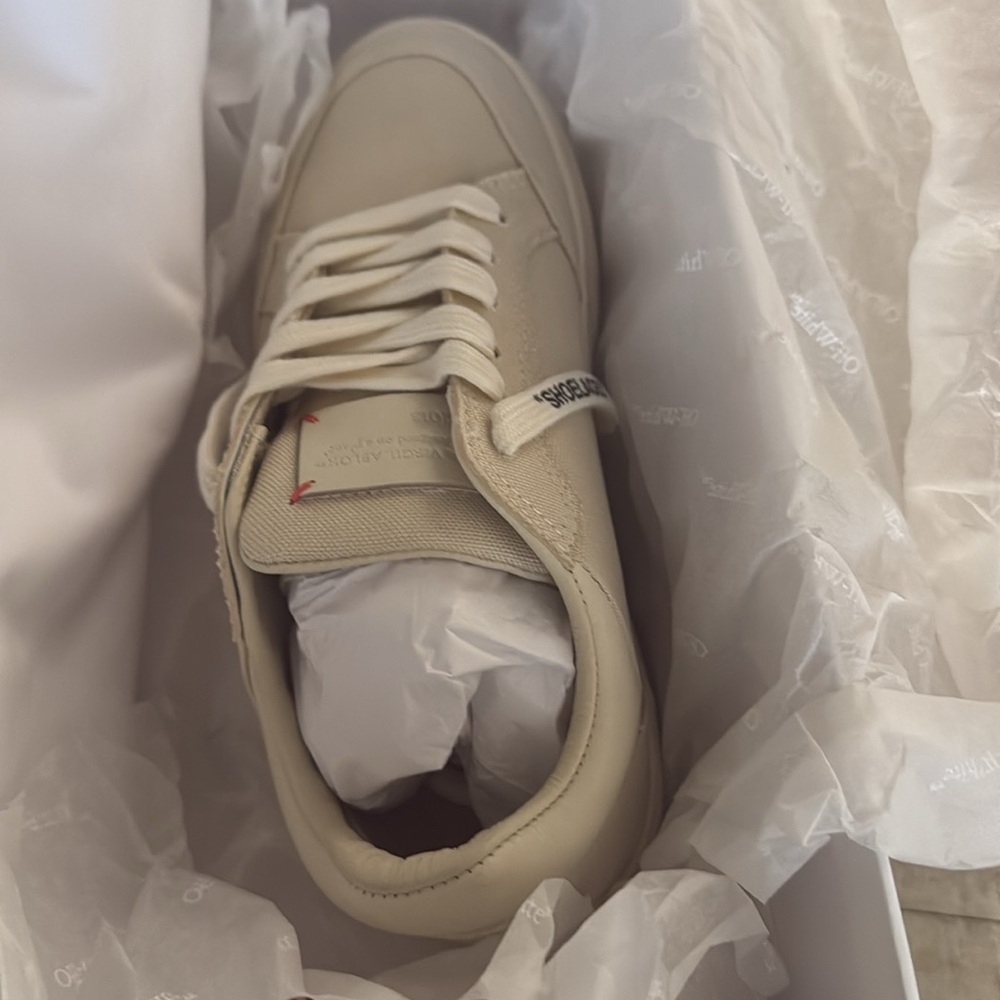 Off-White - Picture 6 of 9